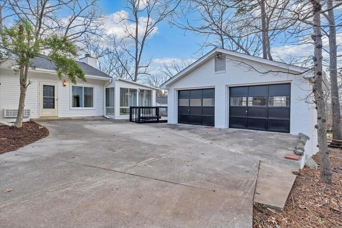 2049 Surrey LN - Photo 59