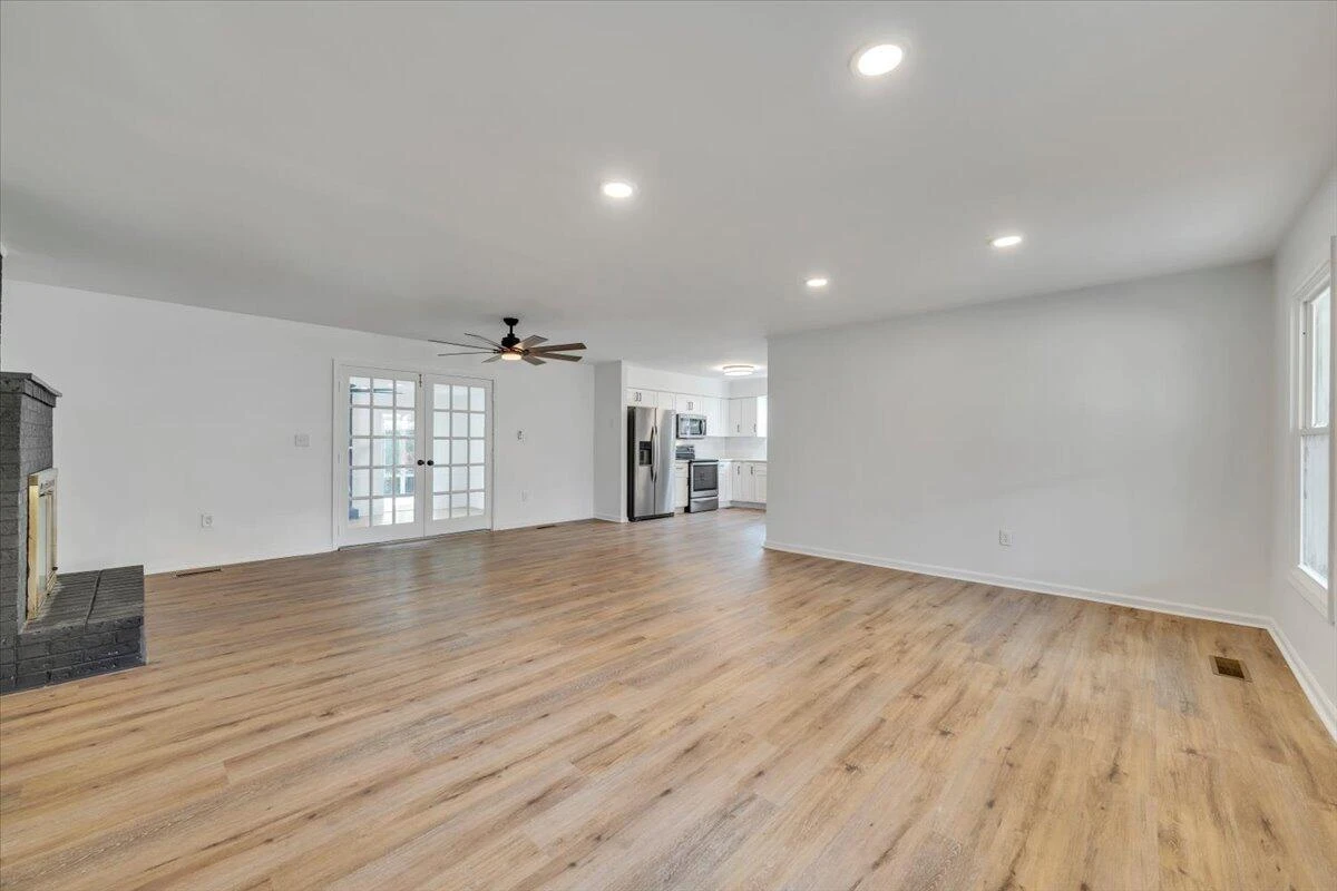 2049 Surrey LN - Photo 10