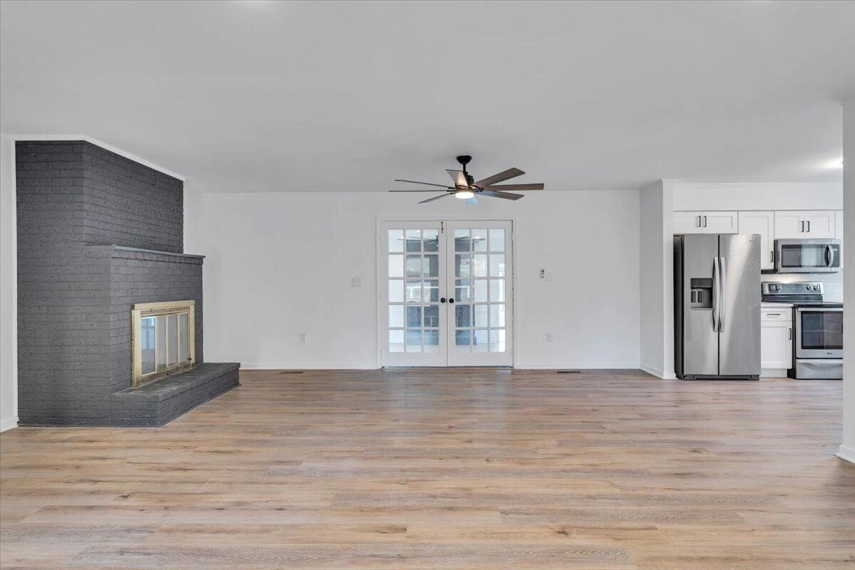 2049 Surrey LN - Photo 11