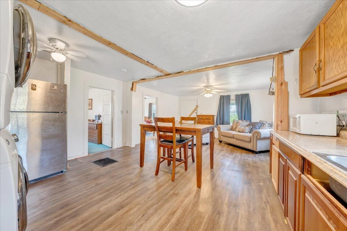 1433 Gladstone AVE - Photo 11