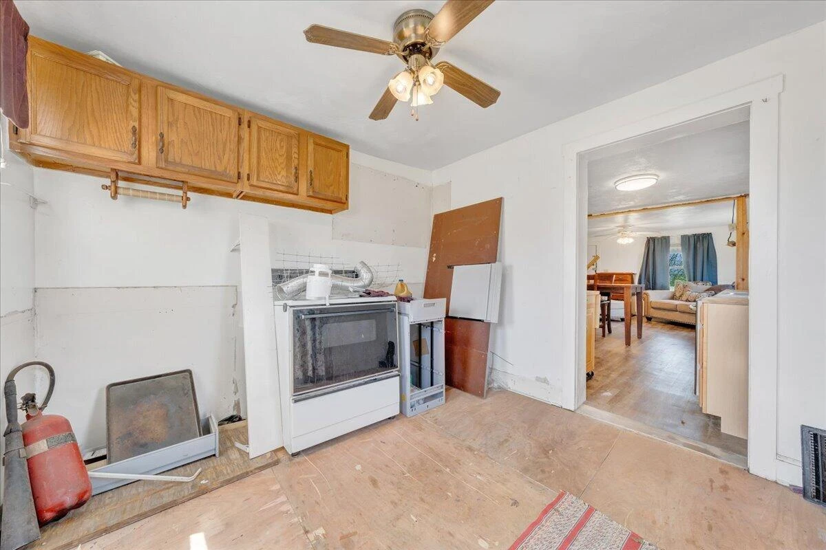 1433 Gladstone AVE - Photo 14