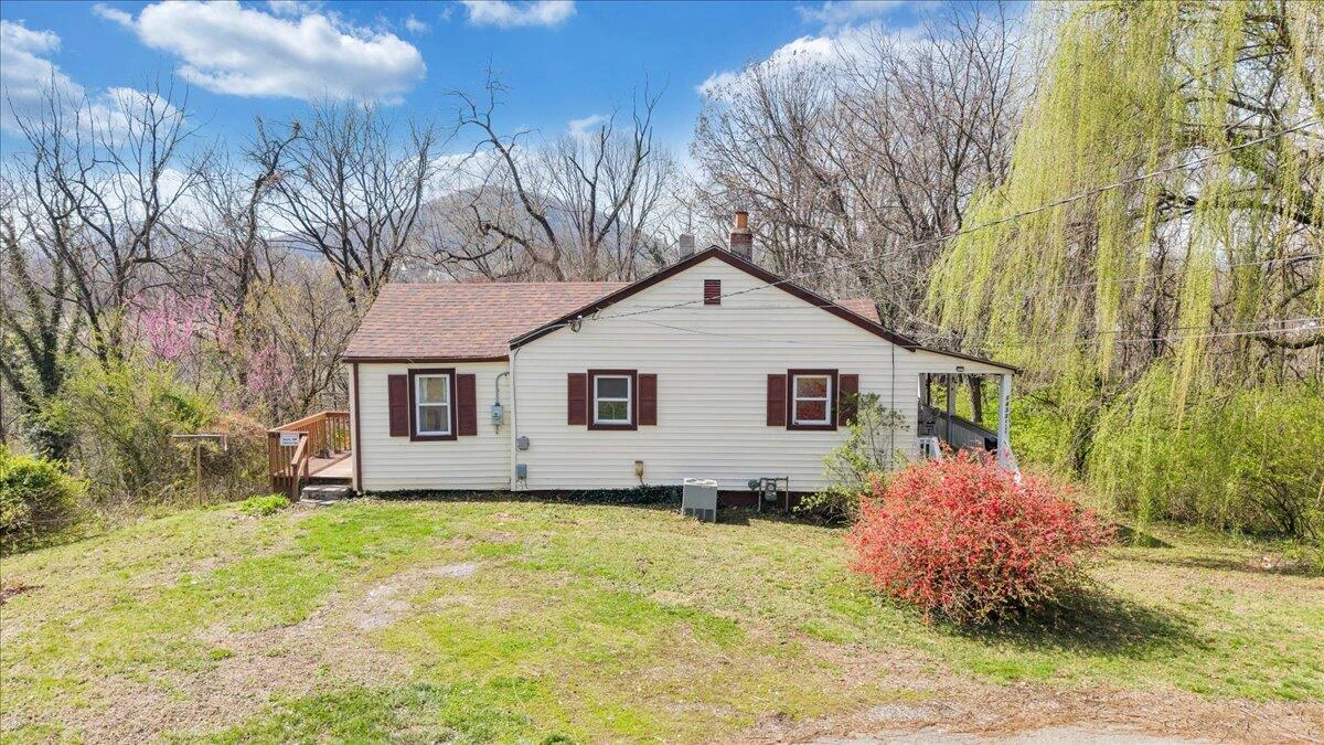 1433 Gladstone AVE - Photo 4