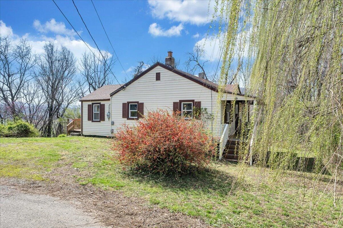 1433 Gladstone AVE - Photo 5
