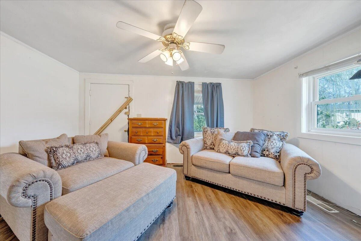 1433 Gladstone AVE - Photo 7