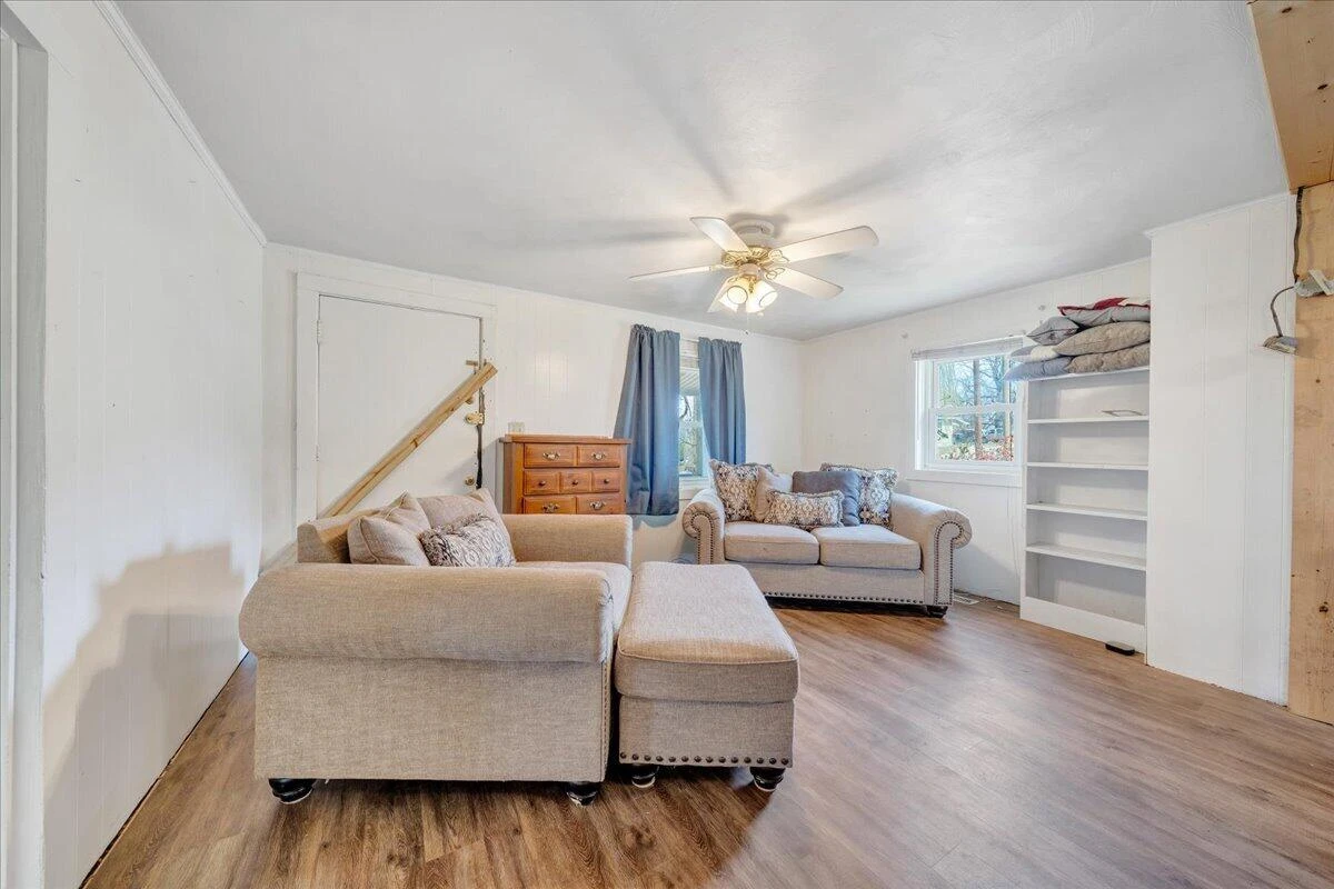 1433 Gladstone AVE - Photo 8