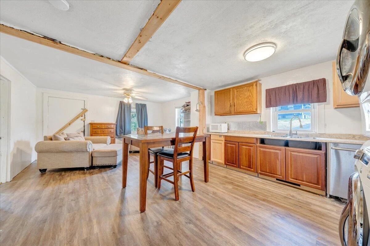 1433 Gladstone AVE - Photo 9