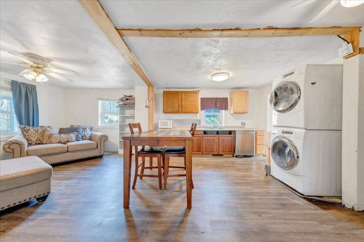 1433 Gladstone AVE - Photo 10