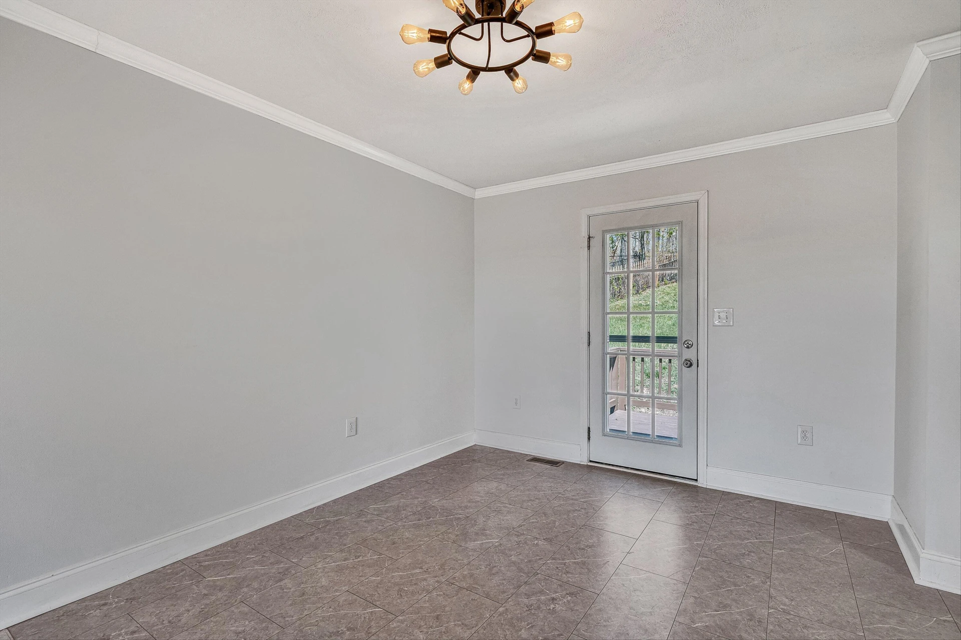 385 Tanglewood DR - Photo 11