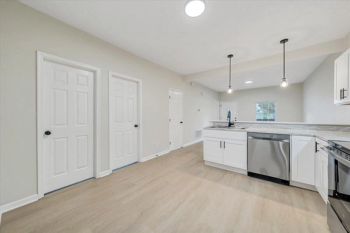 1334 Gillette AVE - Photo 17