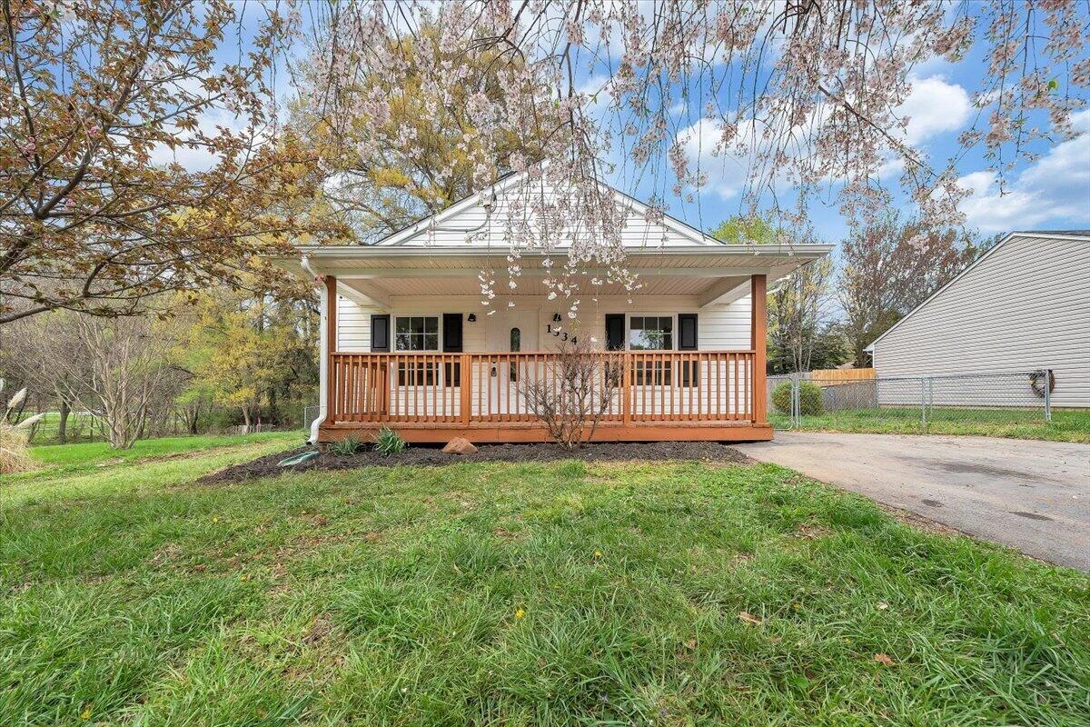 1334 Gillette AVE - Photo 3