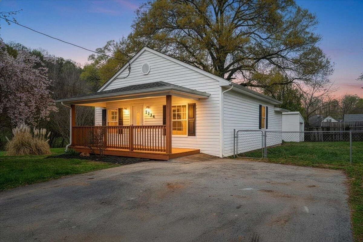 1334 Gillette AVE - Photo 4