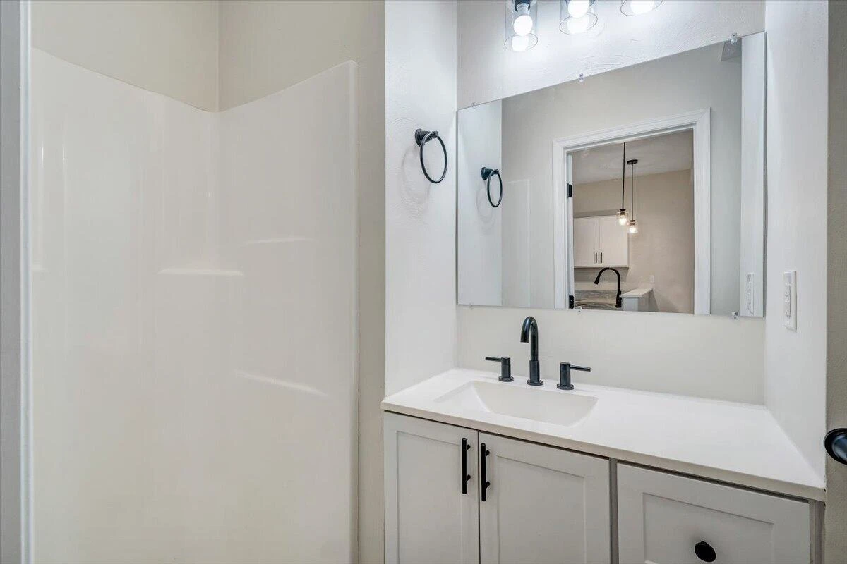 1334 Gillette AVE - Photo 32