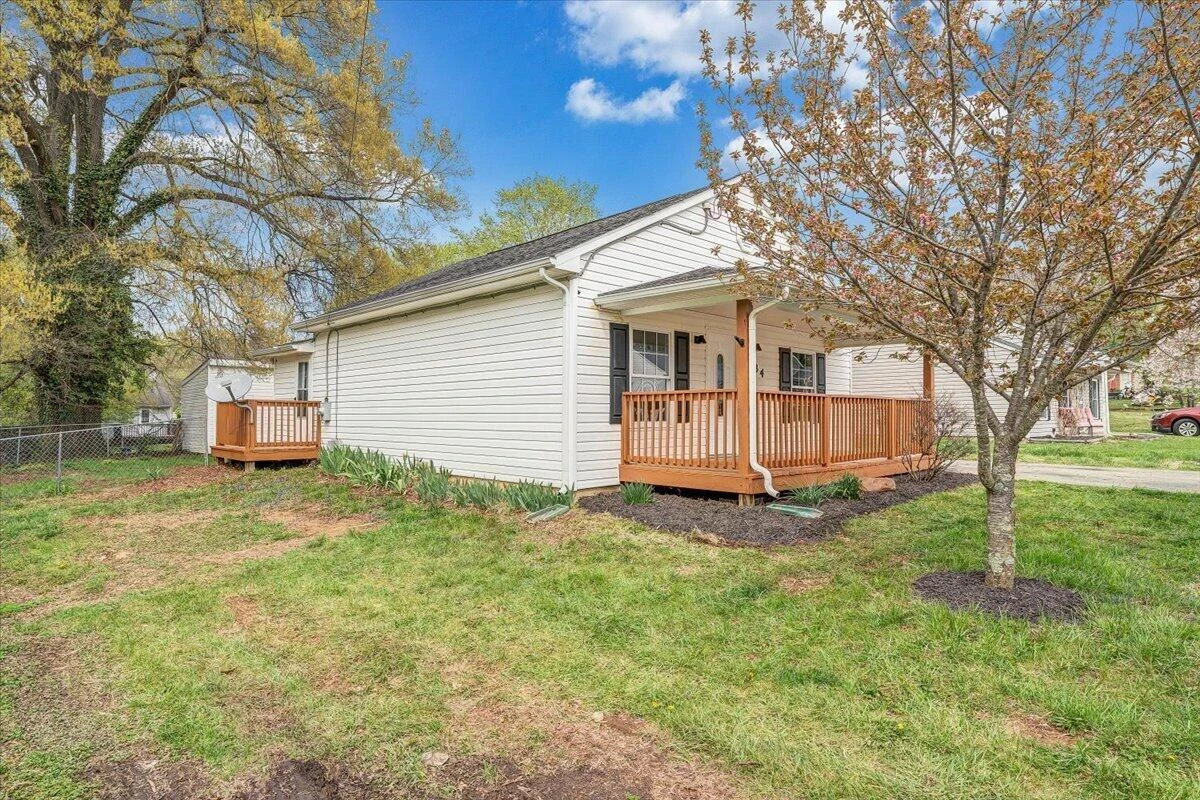 1334 Gillette AVE - Photo 5