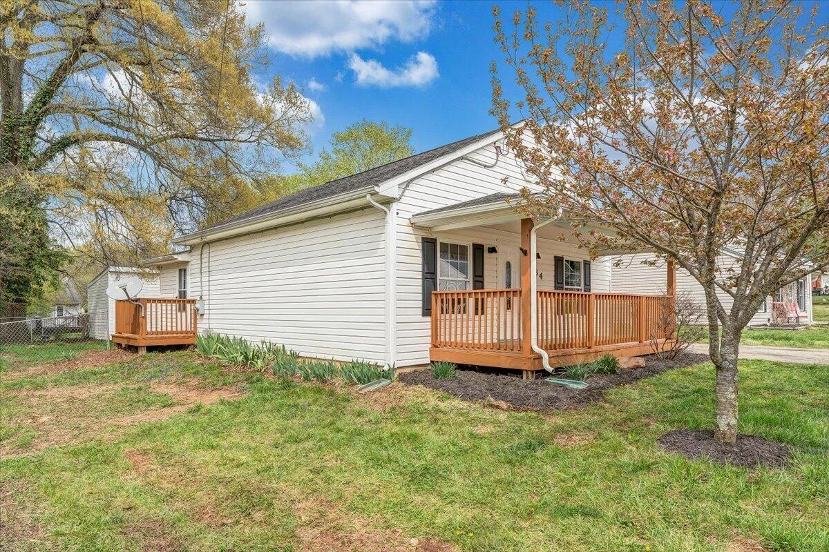 1334 Gillette AVE - Photo 6