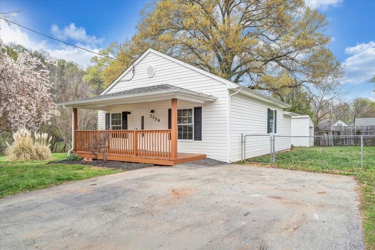 1334 Gillette AVE - Photo 7