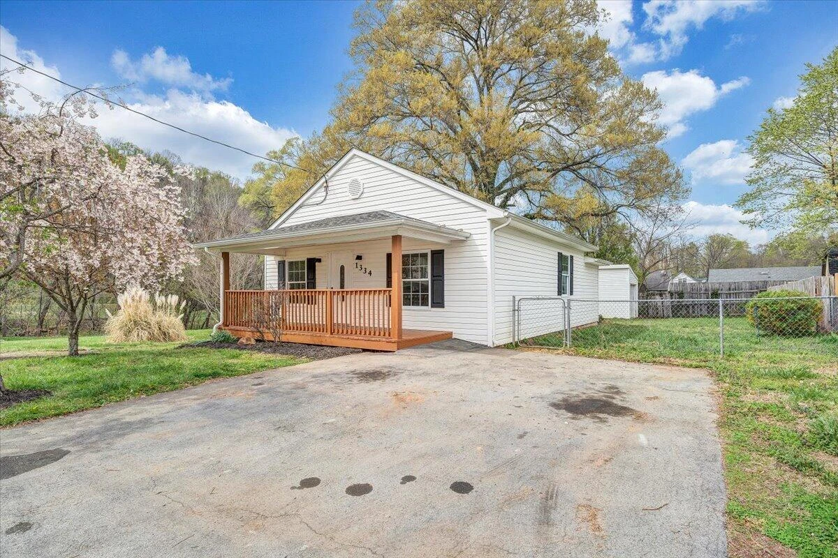1334 Gillette AVE - Photo 8