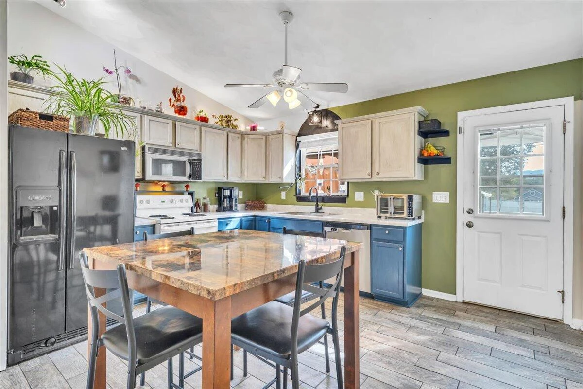 1697 Gordon AVE - Photo 11