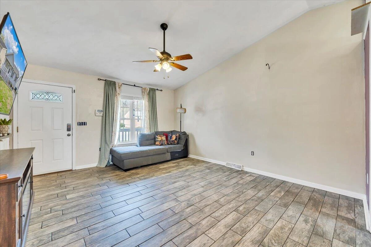 1697 Gordon AVE - Photo 7
