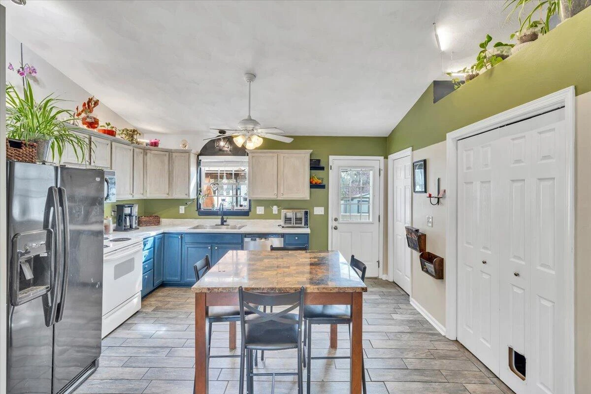 1697 Gordon AVE - Photo 10