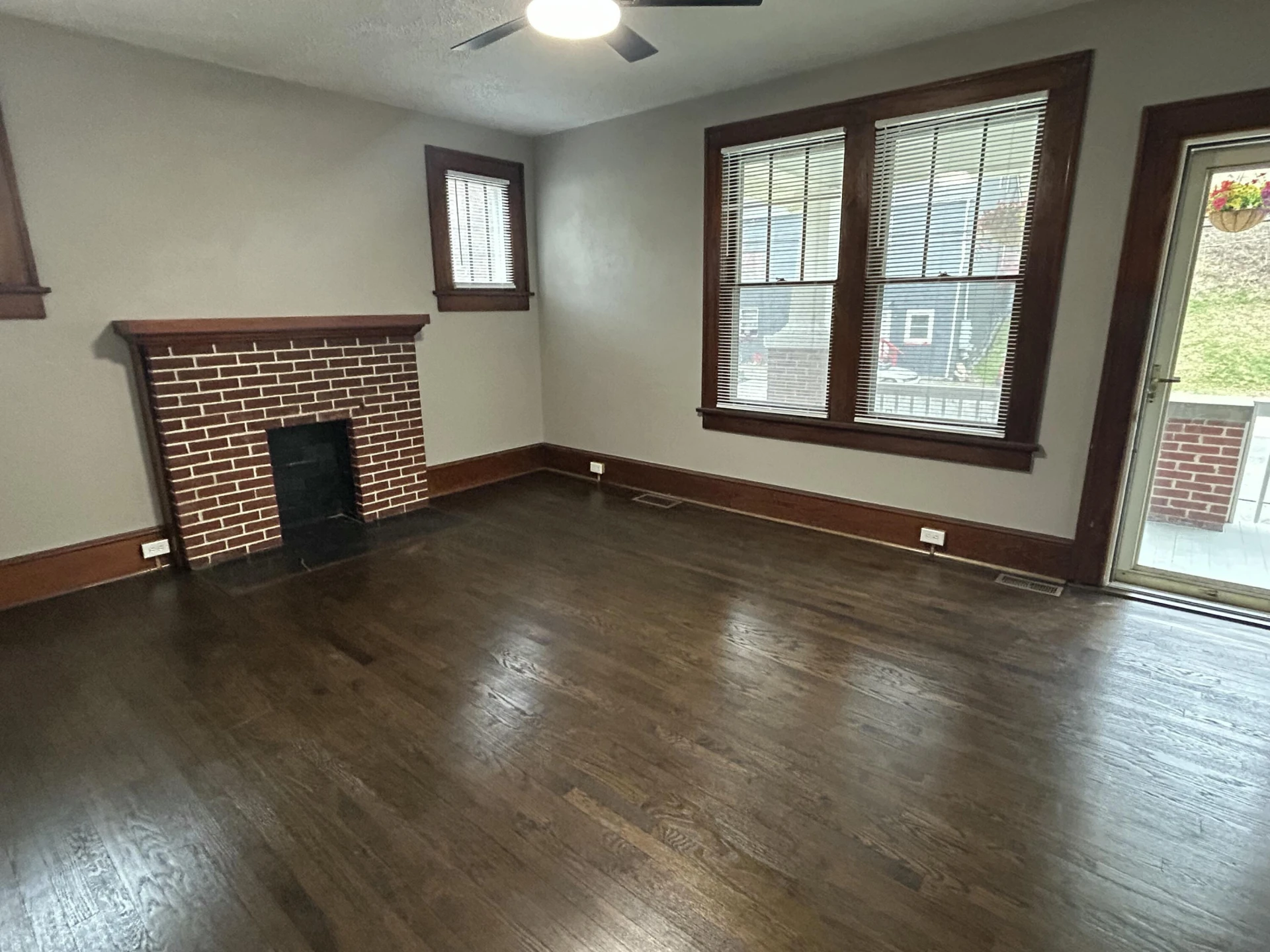 315 Washington AVE - Photo 2