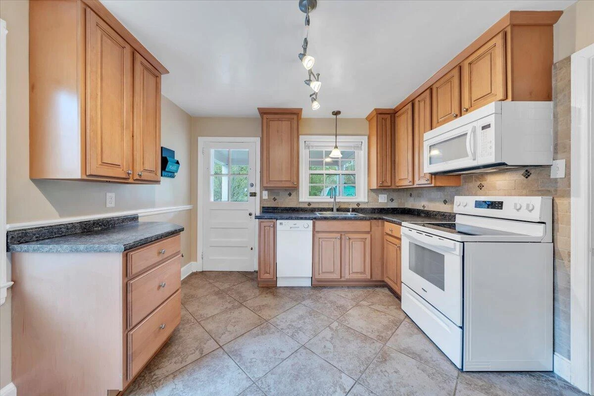 2316 Fairway DR - Photo 21