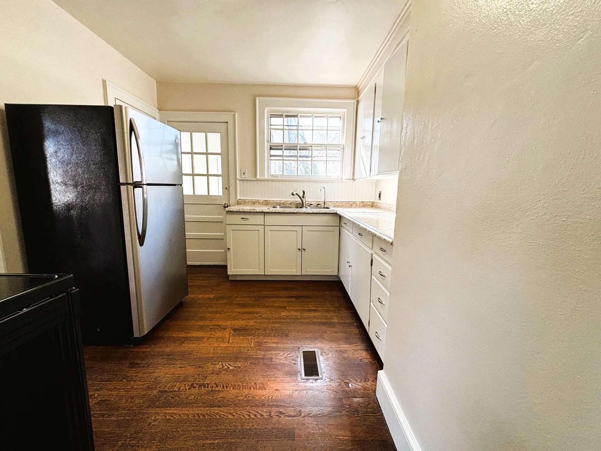 902 Whitney AVE - Photo 5