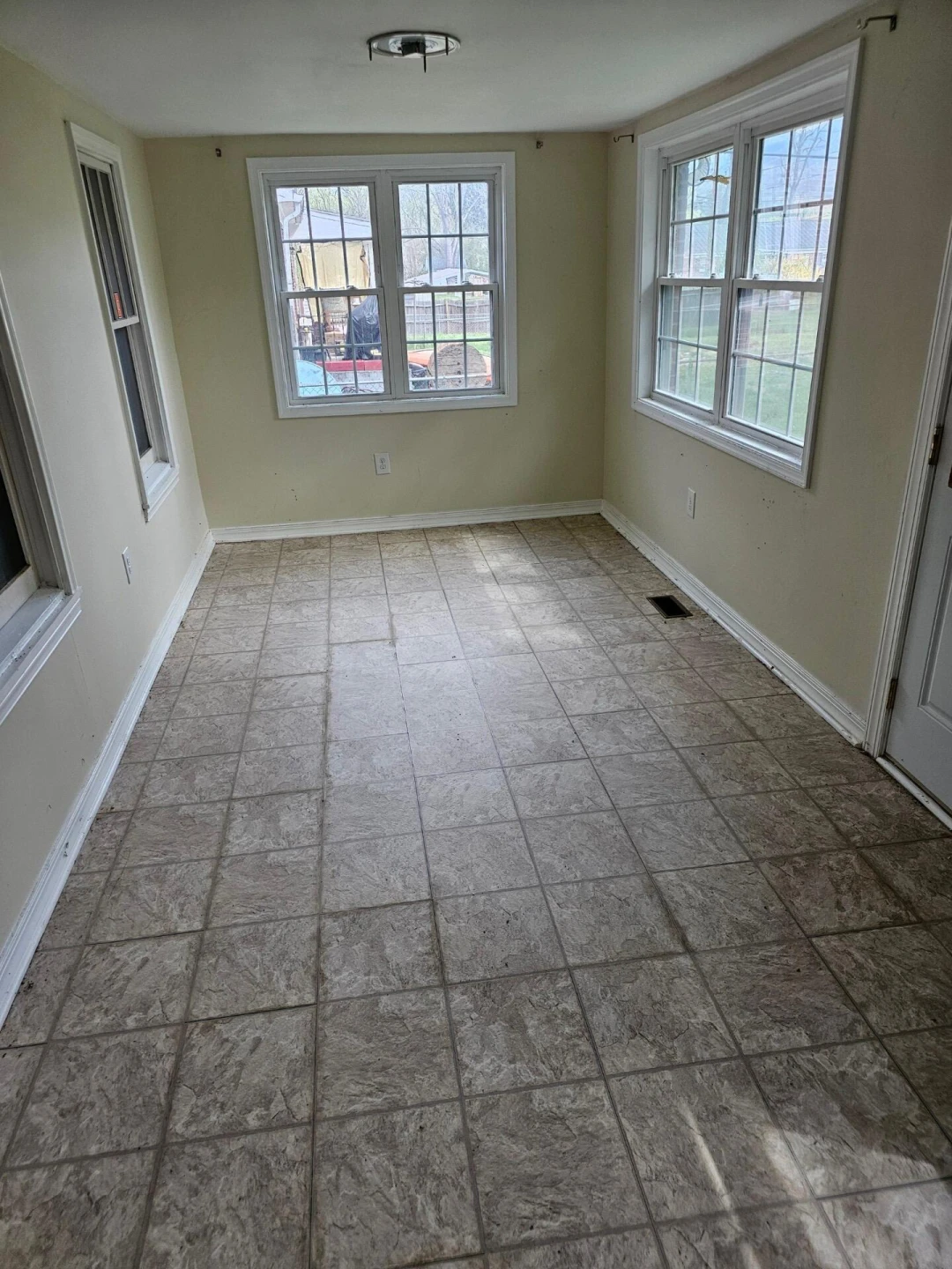1444 Forest AVE - Photo 4