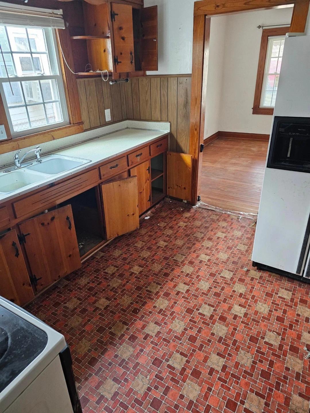 1444 Forest AVE - Photo 5
