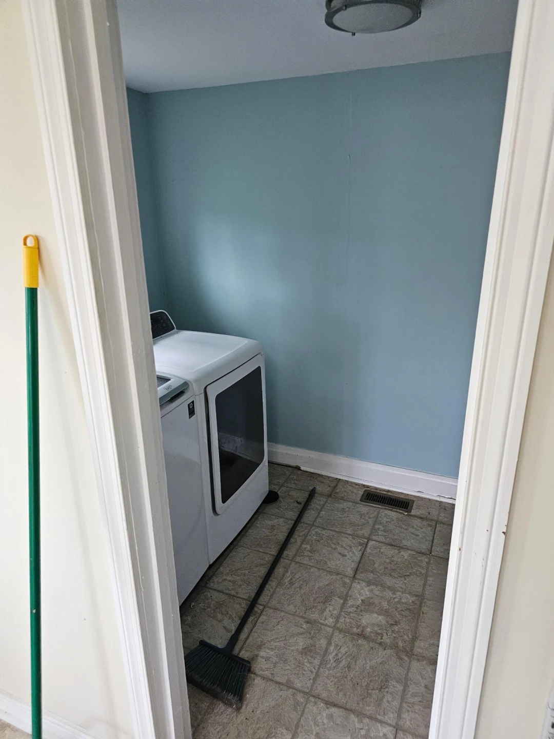 1444 Forest AVE - Photo 8