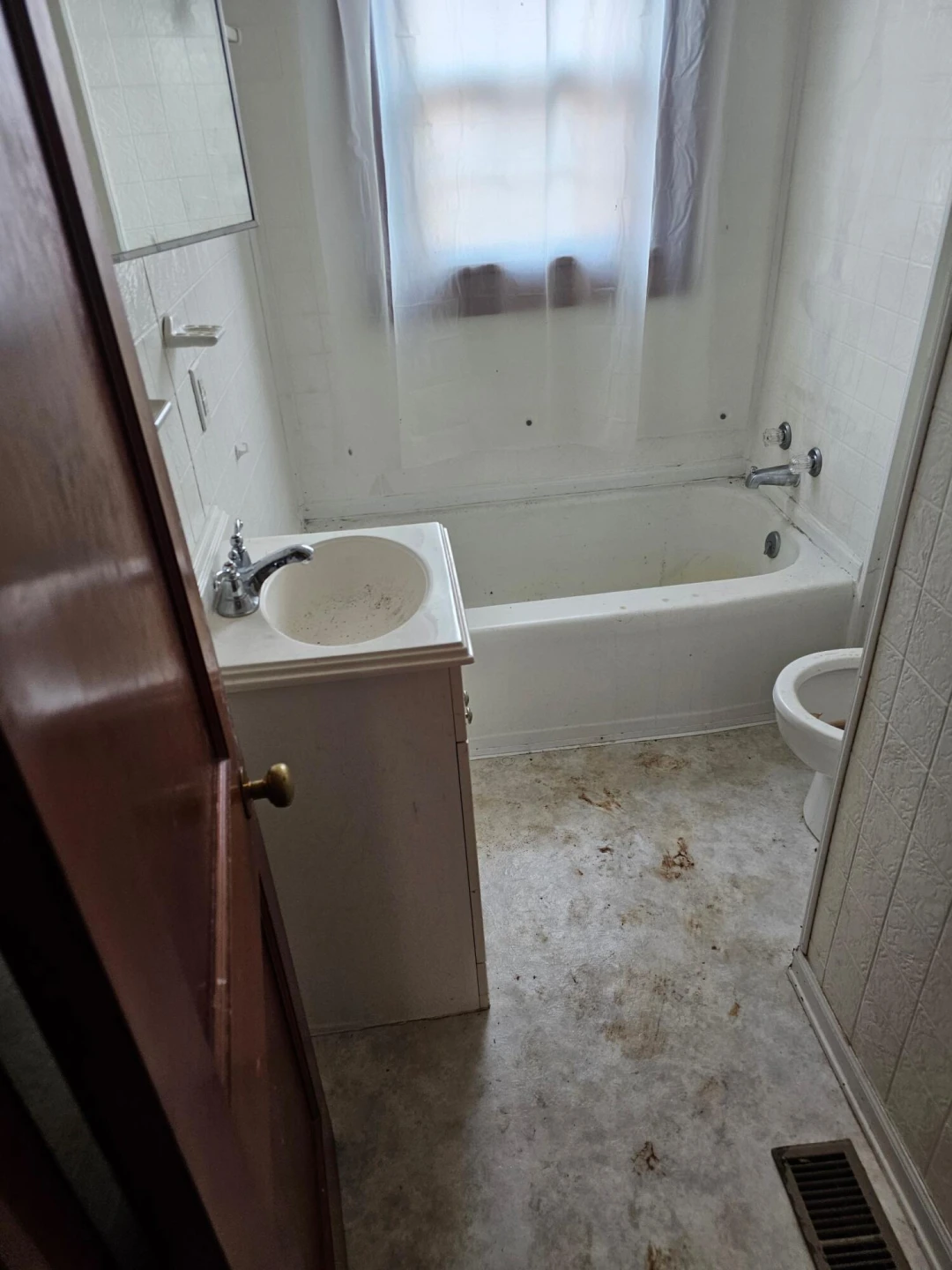 1444 Forest AVE - Photo 9