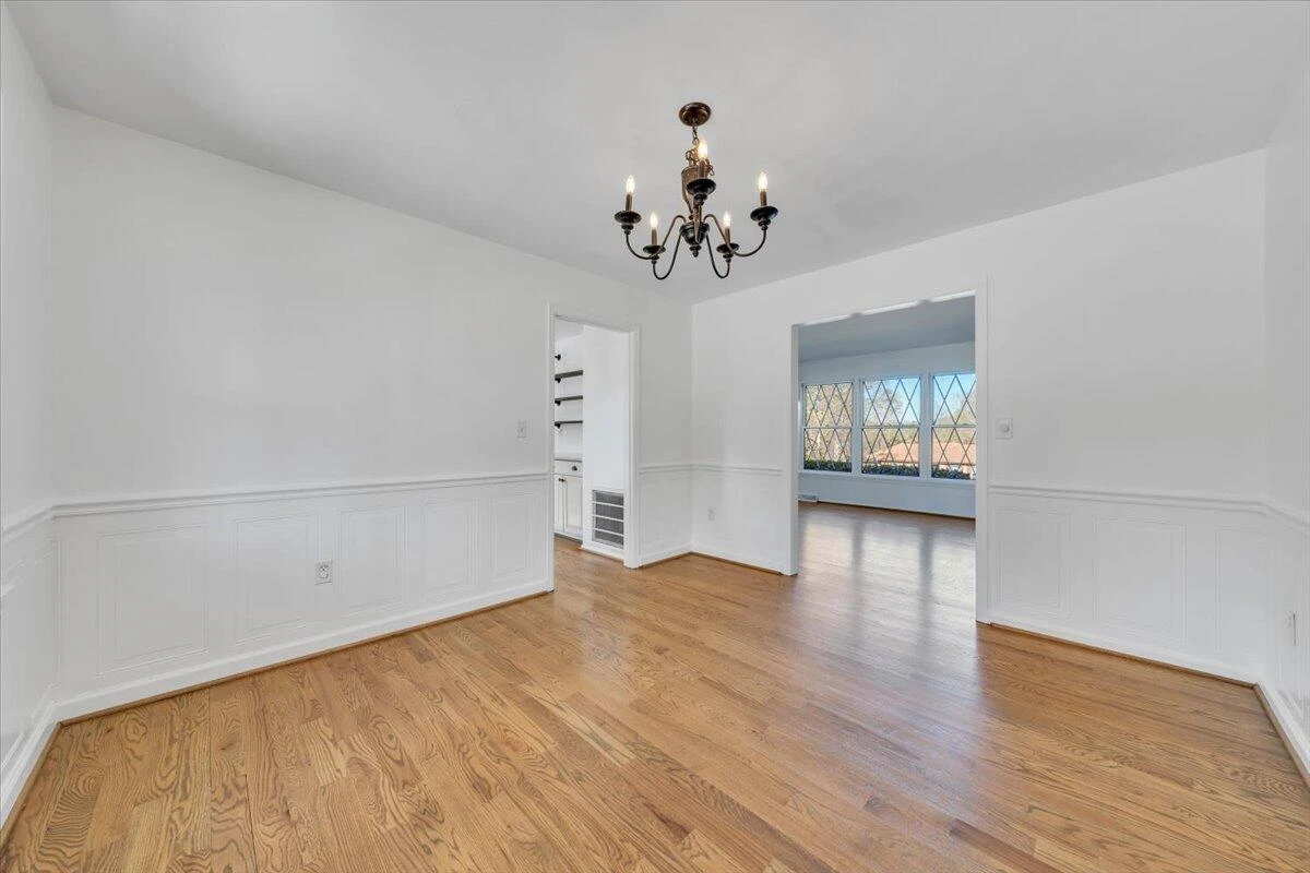 229 Queen Regent CT - Photo 15