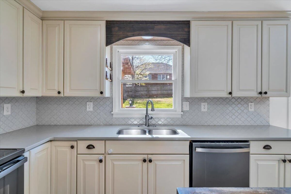229 Queen Regent CT - Photo 19