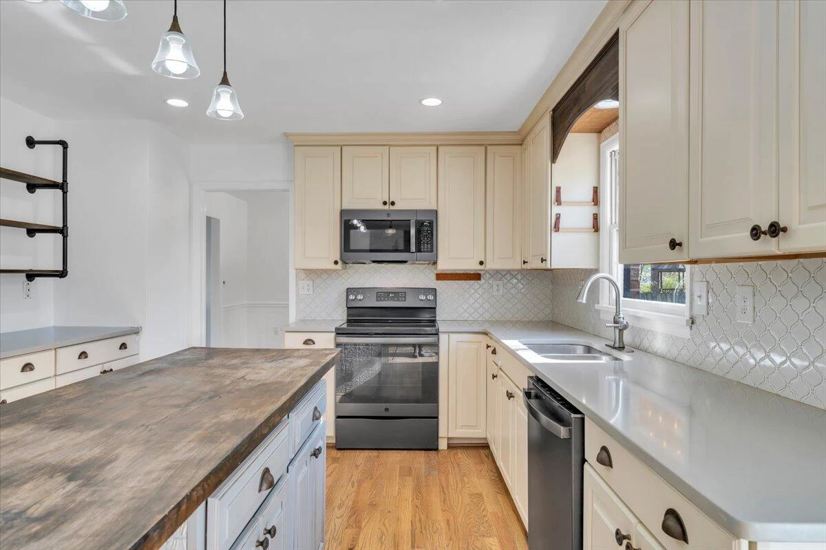 229 Queen Regent CT - Photo 20