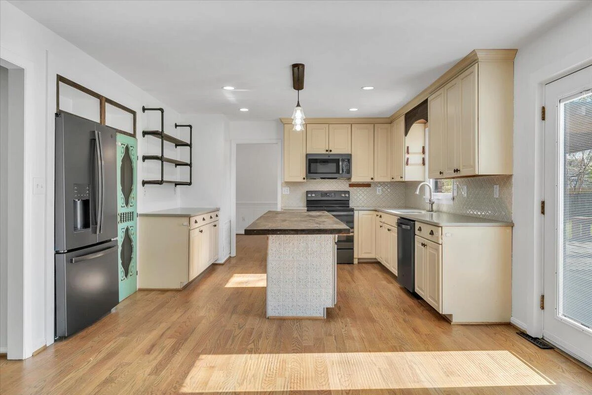 229 Queen Regent CT - Photo 21