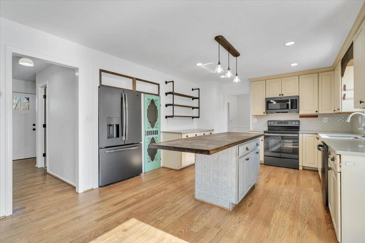229 Queen Regent CT - Photo 22