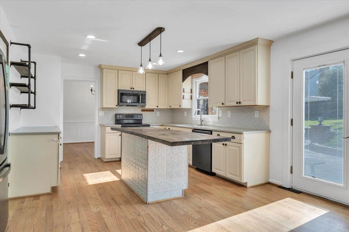 229 Queen Regent CT - Photo 23