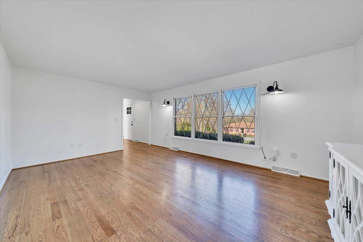 229 Queen Regent CT - Photo 12