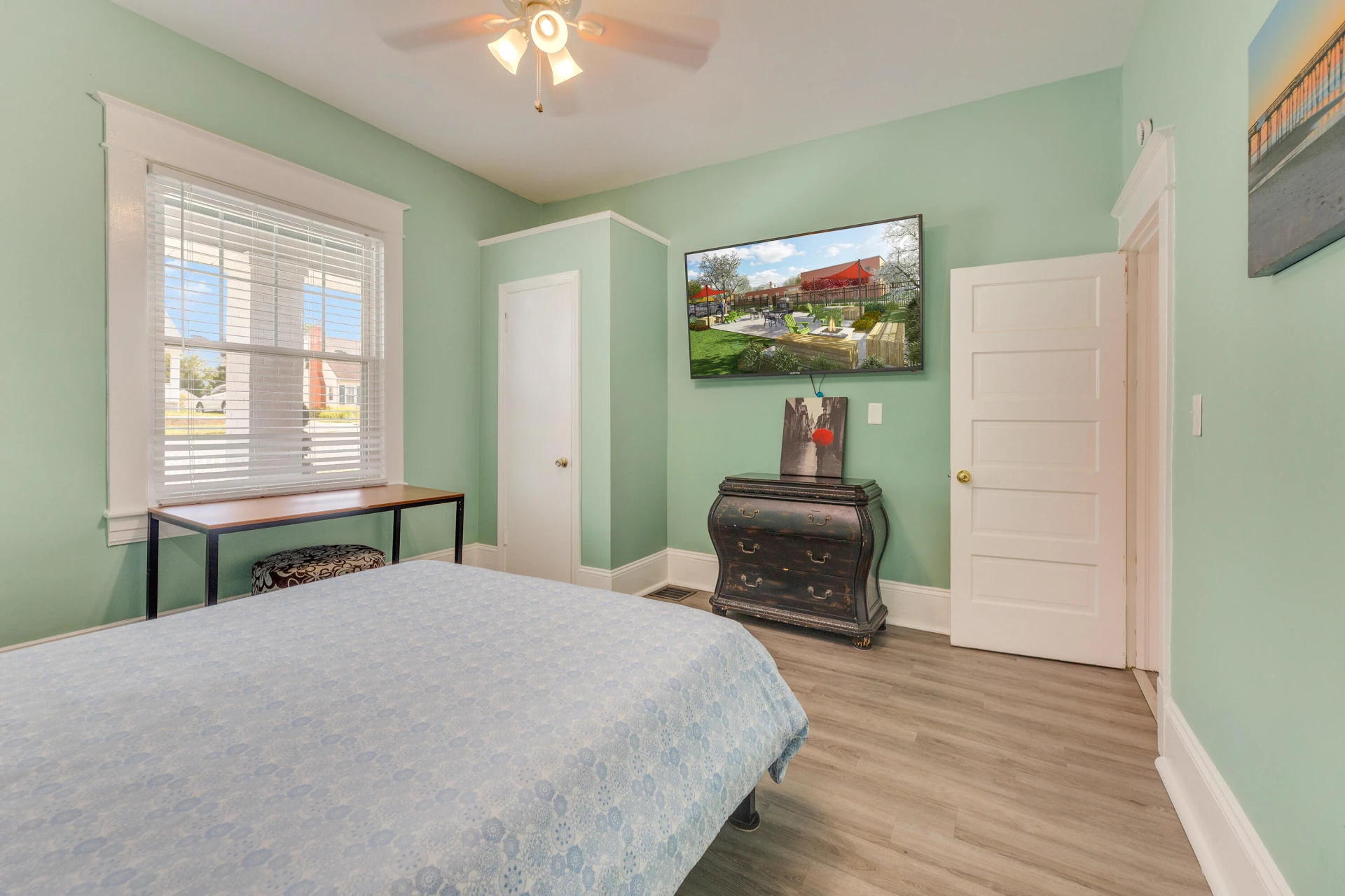 1138 Montrose AVE - Photo 15