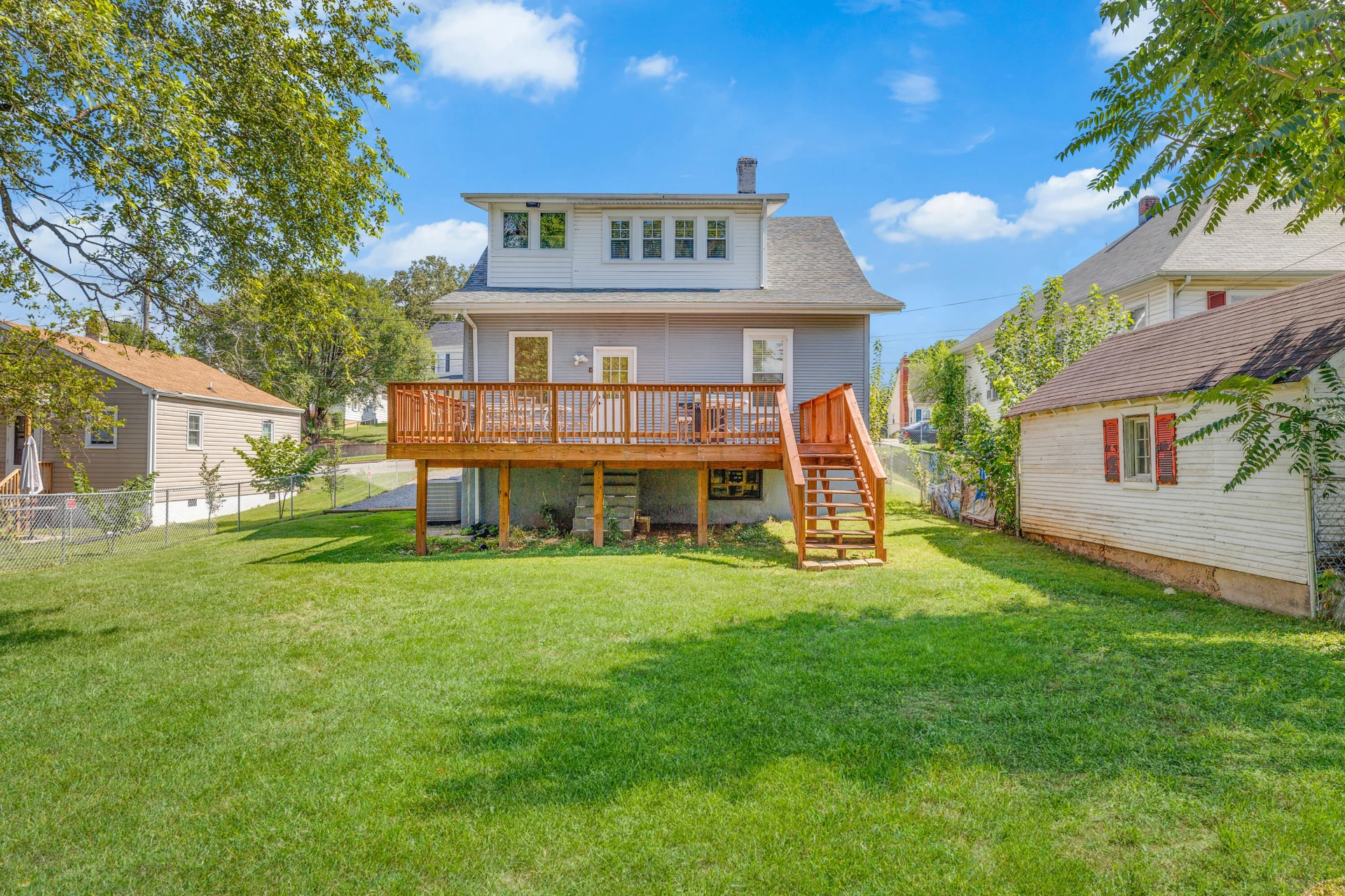 1138 Montrose AVE - Photo 2