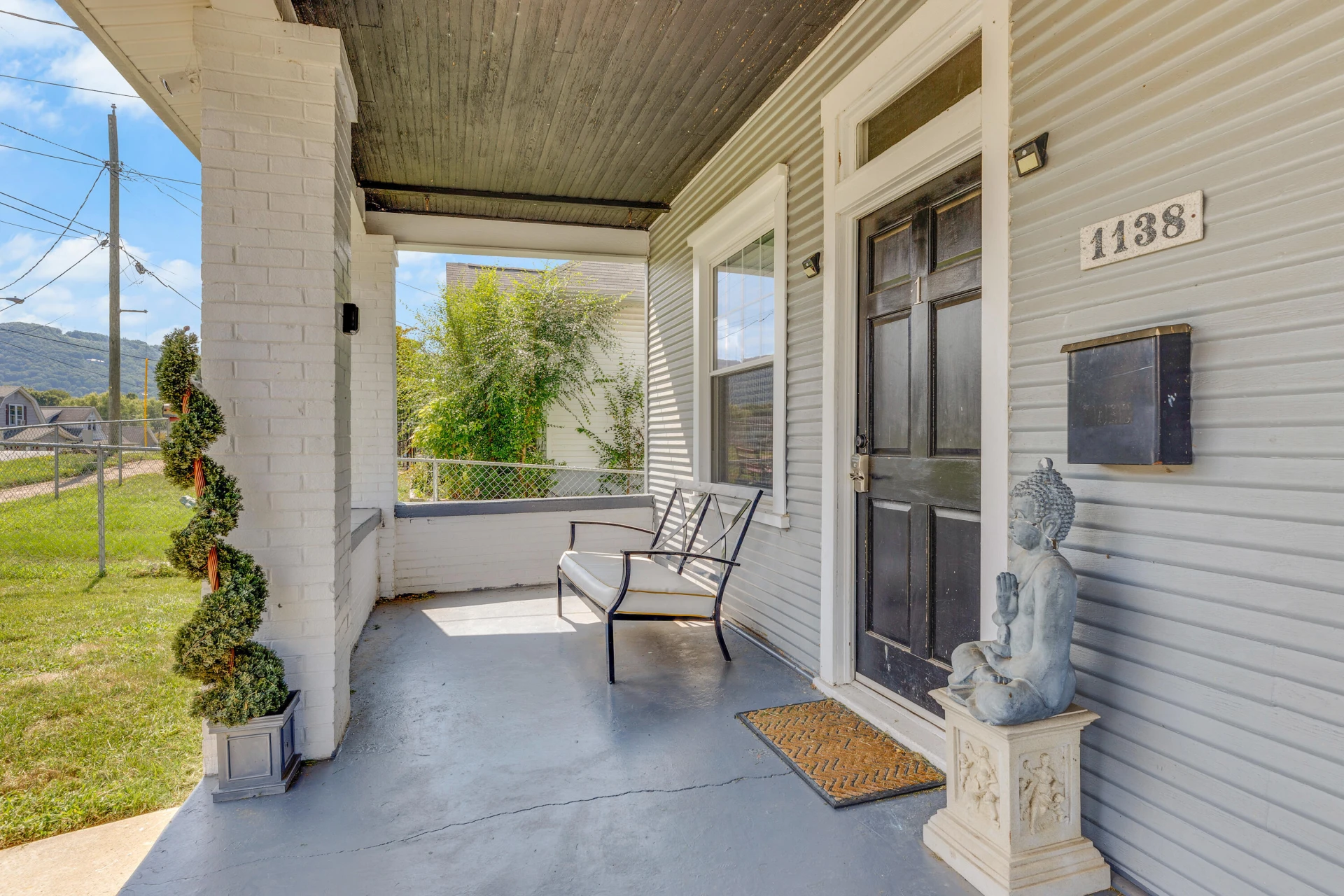 1138 Montrose AVE - Photo 4