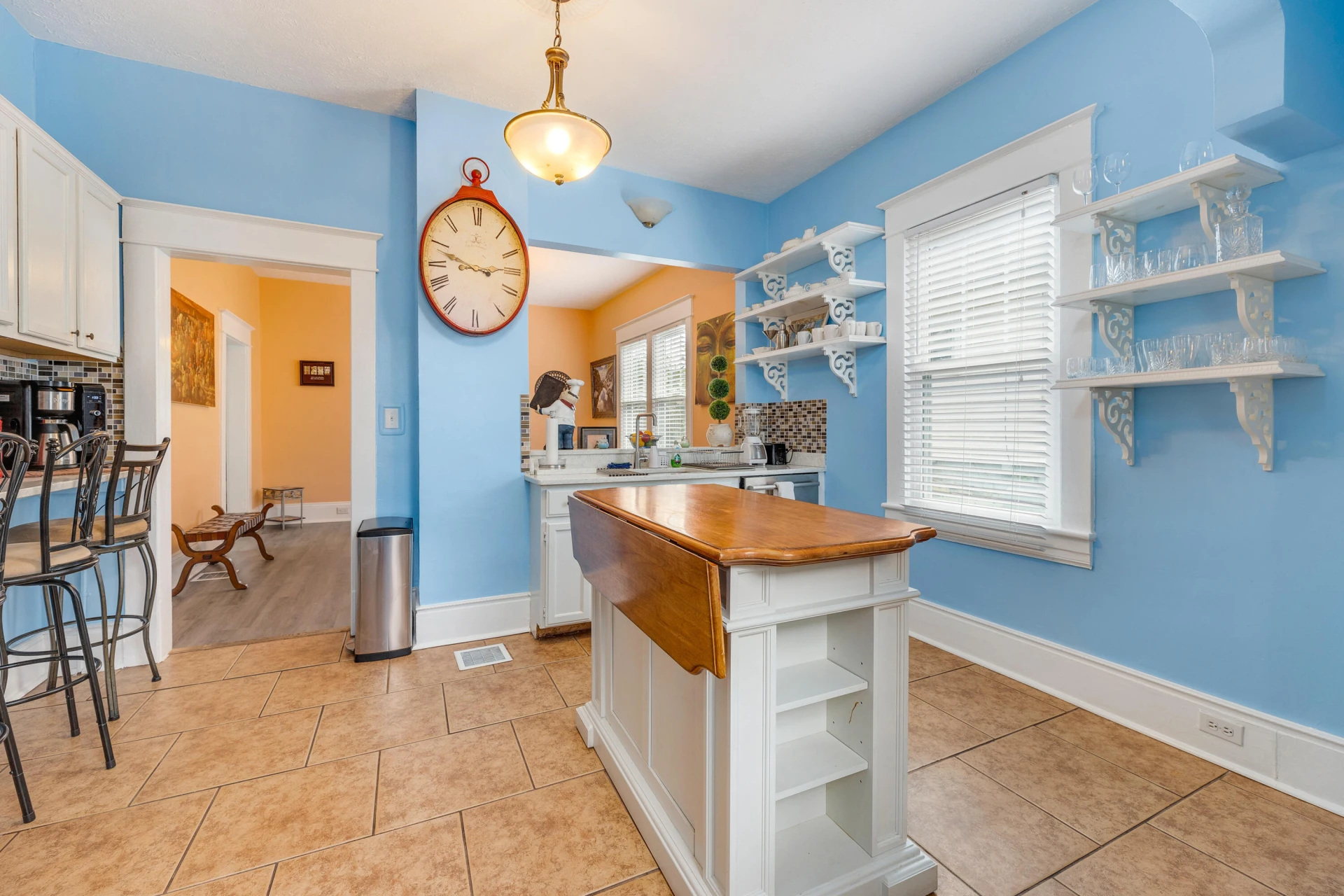 1138 Montrose AVE - Photo 8