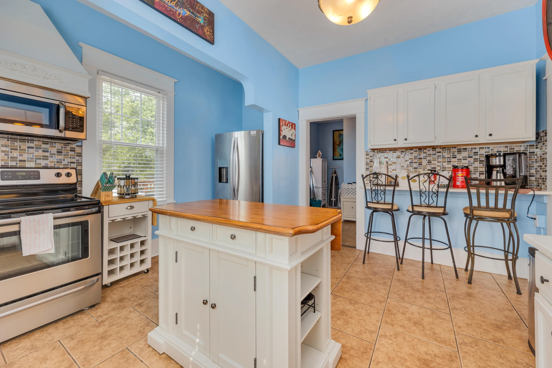 1138 Montrose AVE - Photo 9