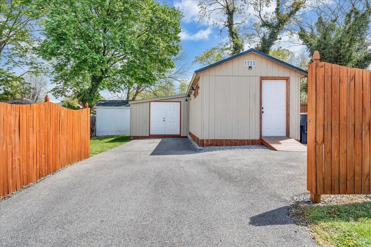 2354 Berkley AVE - Photo 33