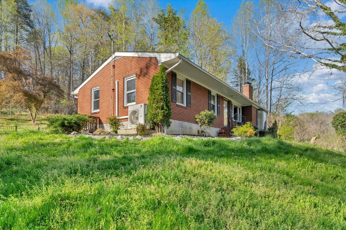 1065 Cain DR - Photo 2