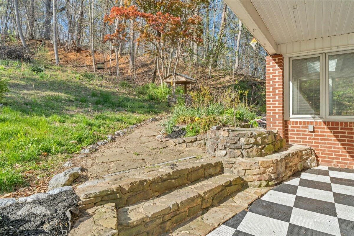1065 Cain DR - Photo 8