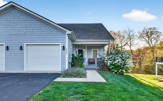 209 Retreat LN, Huddleston, VA, 24104