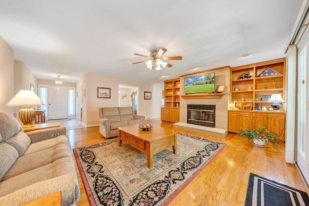 410 Greenview DR - Photo 8