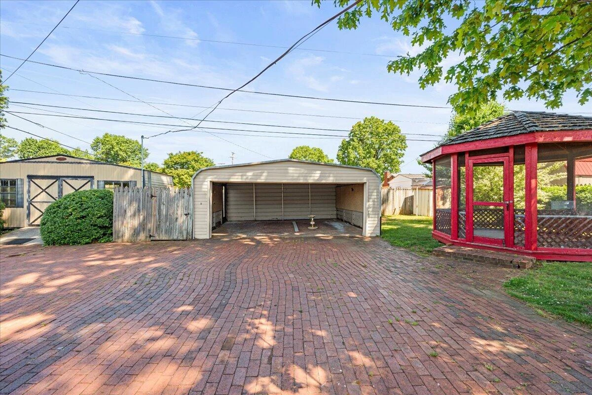 3402 Crittendon AVE - Photo 26