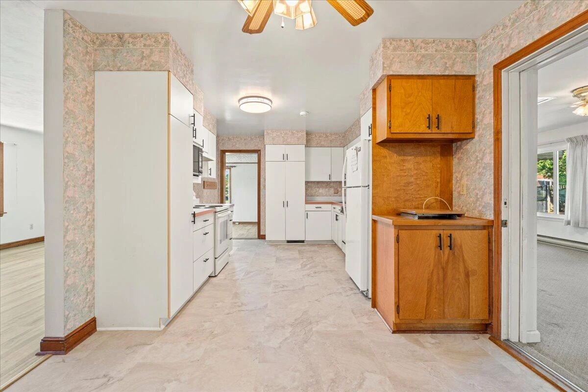 3402 Crittendon AVE - Photo 9