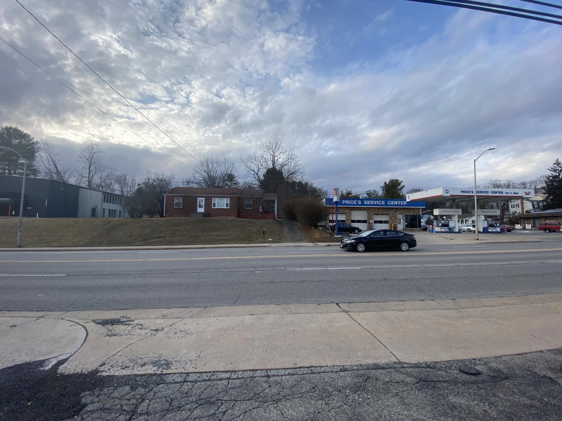 1107 Main ST - Photo 2
